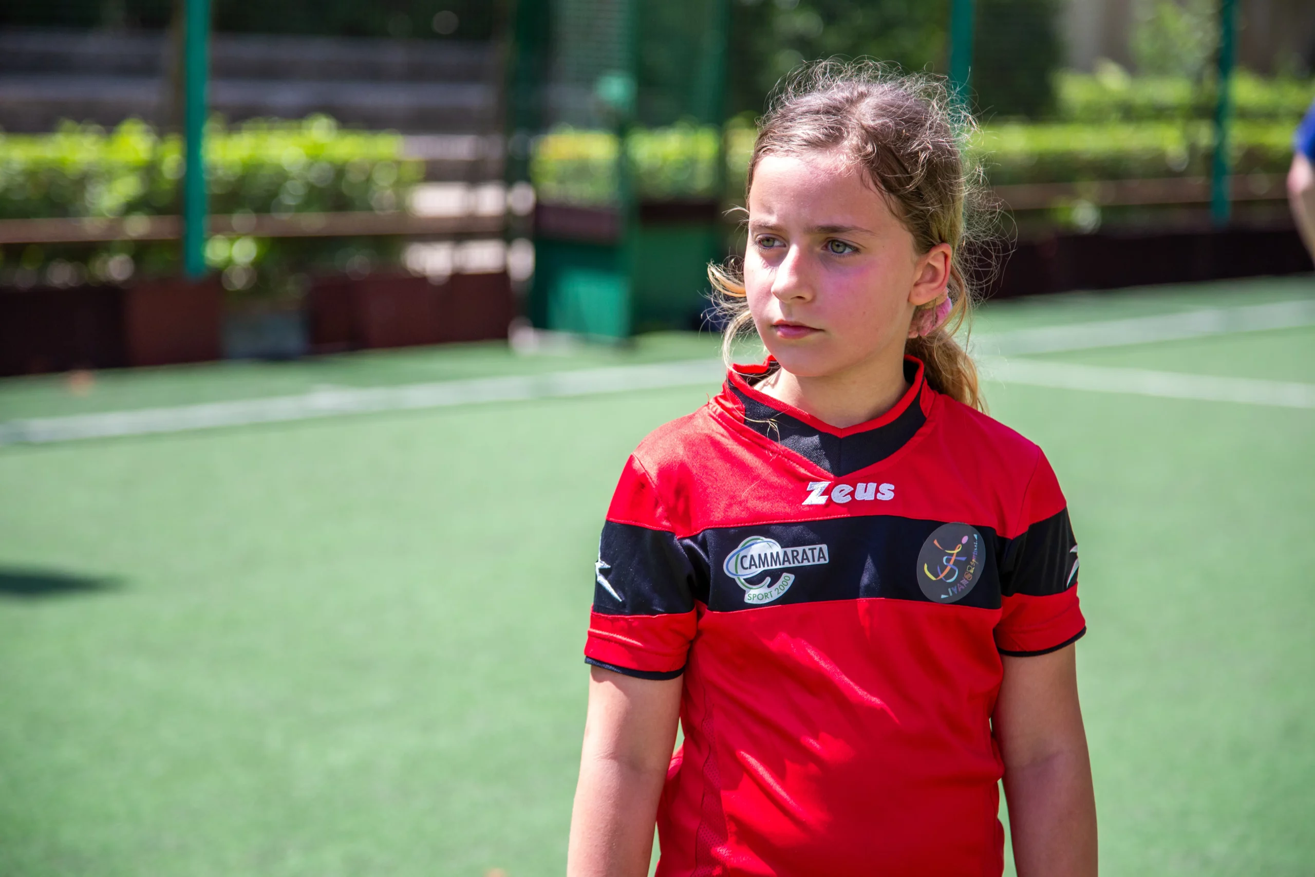 bambina-gioca-calcio-keynes-institute